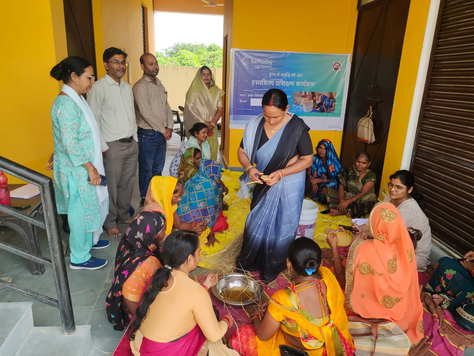 संडीला में महिलाओं को जंगली घास व मूझ से उत्पादन बनाना सीखाती सावित्री। जागरण